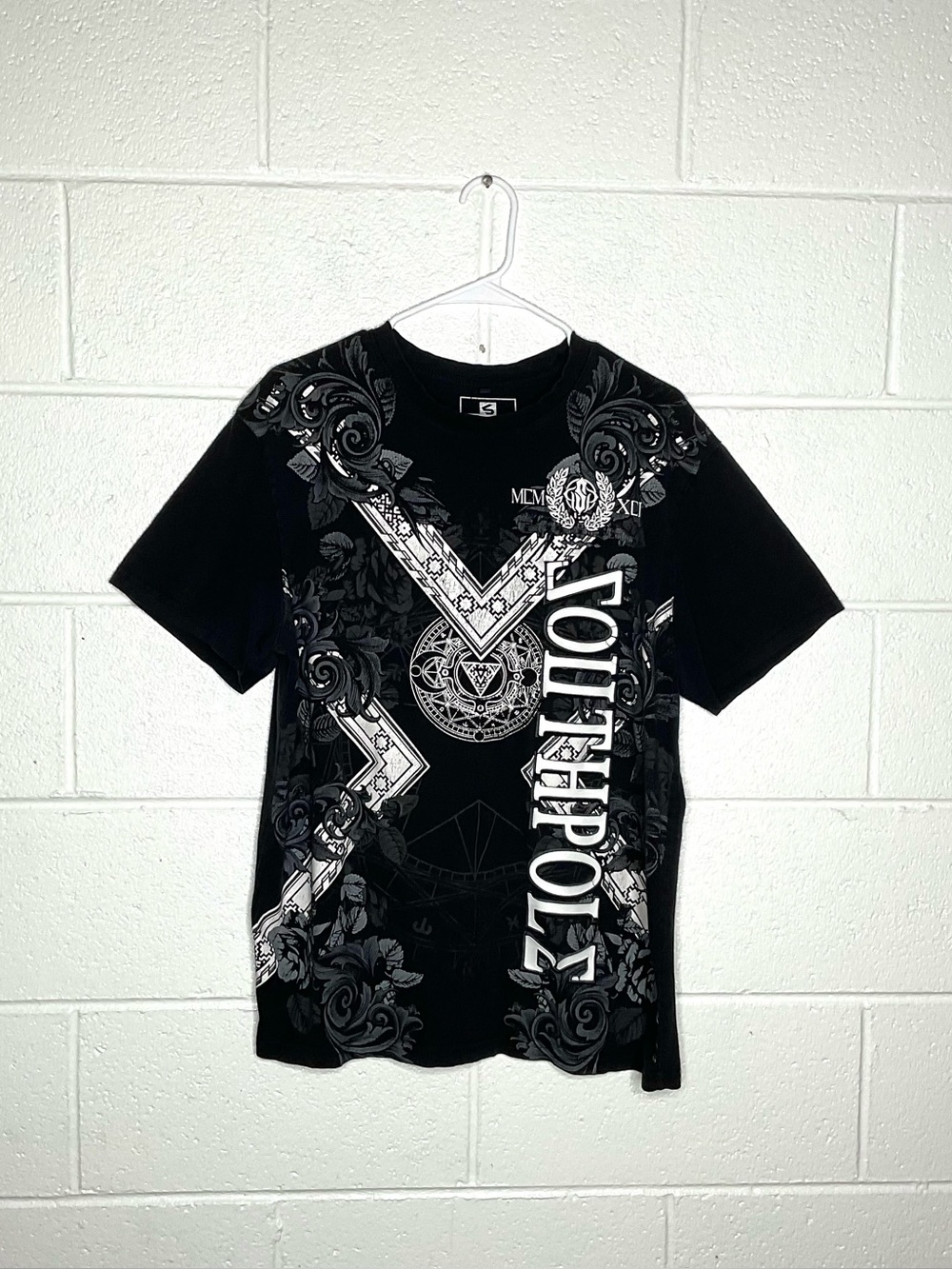 < Y2K Southpole White Logo Scrollwork Greek Inspired Graphic Tee Size XL >